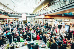 Anssi Kela esiintyy kauppakeskus Isossa Omenassa Espoossa