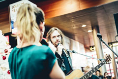 Anssi Kela haastateltavana ennen keikkaa kauppakeskus Isossa Omenassa Espoossa