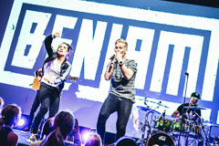 Benjamin Peltonen villitsee nuorta yleisöään Marina Congress Centerissä Helsingissä