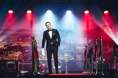 Heikki Paasonen aloittamassa juontourakkaansa yrityksen seminaarissa Vanhalla Ylioppilastalolla Helsingissä