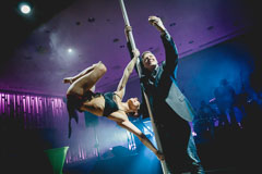 Tankotanssija Henriikka Roon ja Jaakko Saariluoman yhteisselfie yrityksen asiakastapahtumassa