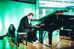 Huikea Iiro Rantala esiintymässä Finlandia talossa yritysasiakkaan syntymäpäiväjuhlissa ja -seminaarissa