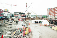 Peruskiven muuraus Kalasatamassa K-Kampuksen työmaalla alkuvuodesta 2017. Vettä satoi tasaisesti mutta ei se kuvaamista haittaa.