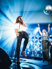 Energinen Pete Parkkonen esiintymässä yrityksen juhlissa Finlandia-talolla Helsingissä