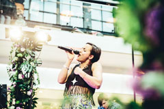 Sittemmin Euroviisuissakin Suomea edustanut Sandhja esiintymässä kauppakeskus Itiksessä keväällä 2015