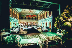 Näkymä esiintymislavalta juhlatilaan Vanhalla Ylioppilastalolla