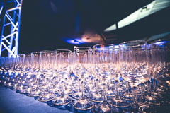 Tapahtumakuvaukseen kuuluu myös somisteiden, kattausten ja ruokien kuvaaminen