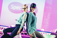 Yrityksen sisäisen seminaaripäivän yhtenä kohokohtana oli silmälasimalliston muotinäytös Vanhalla Ylioppilastalolla Helsingissä