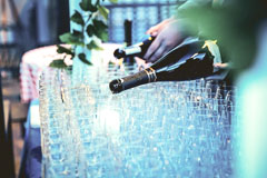 Vieraiden saapumiseen valmistautumisen viimeisiä suoritteita on kuplivan kaataminen laseihin - tästä eteenpäin kuvaajalla on kädet täynnä töitä kun vieraat saapuvat