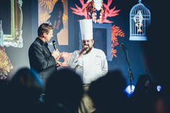 Jaakko Saariluoma haastattelemassa yritystilaisuuden ruokatarjoilusta vastaavaa huippuammattilaista