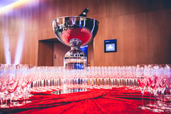 Tapahtuma alkaa pian Hilton Airportissa Vantaalla - illan James Bond -teeman mukaisesti tummaan pukuun pukeutunut kuvaajakin löytyy kuvasta heijastuksena