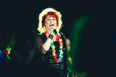 Virve Viki Rosti esiintymässä yrityksen vuosittaisessa henkilökunnan juhlassa